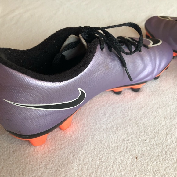Nike Soccer Cleats - Picture 4 of 6